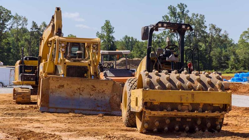 Wynajem sprzętu budowlanego: z operatorem czy bez?